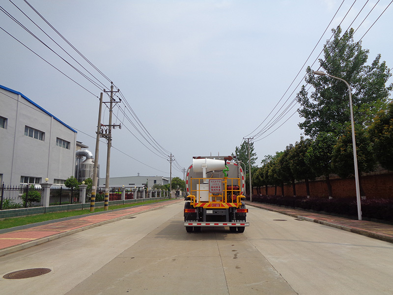 XZL5167GPS6型綠化噴灑車(chē)